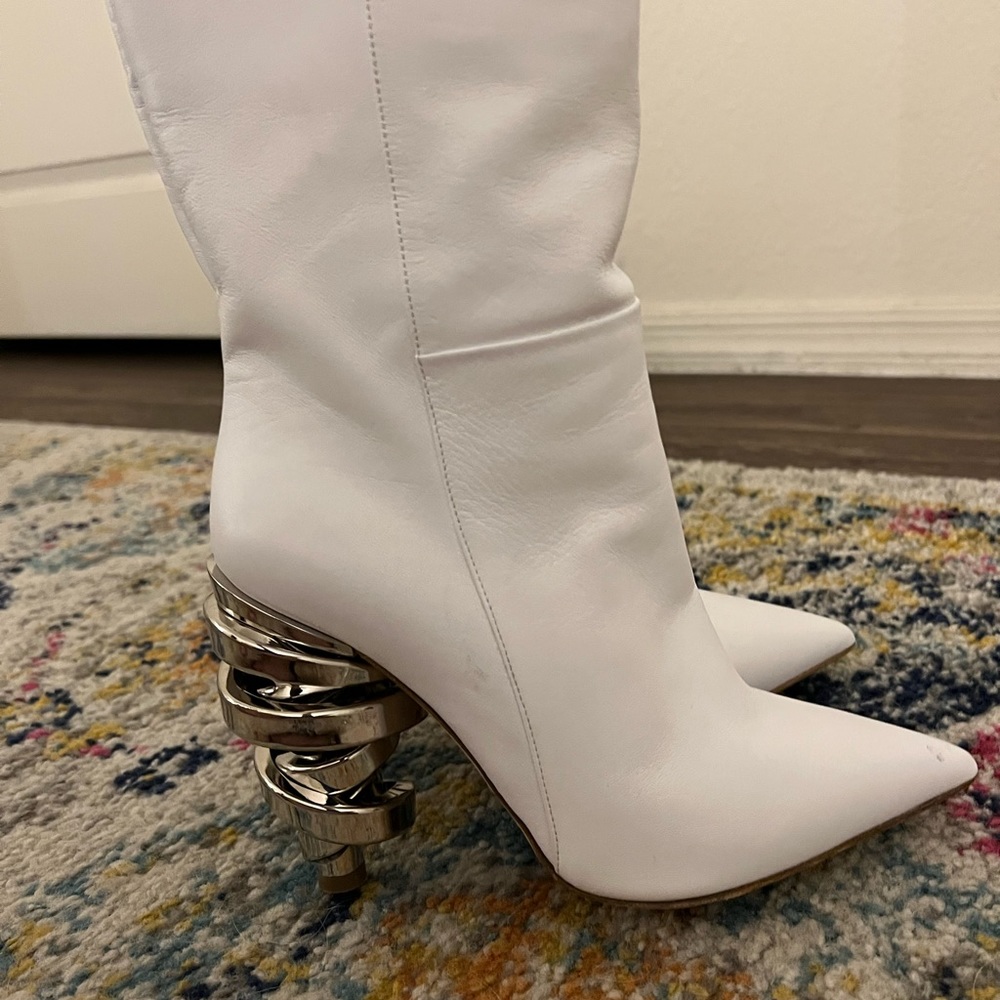 Keeyahri White Pointed Heeled Boots - Picture 6 of 14